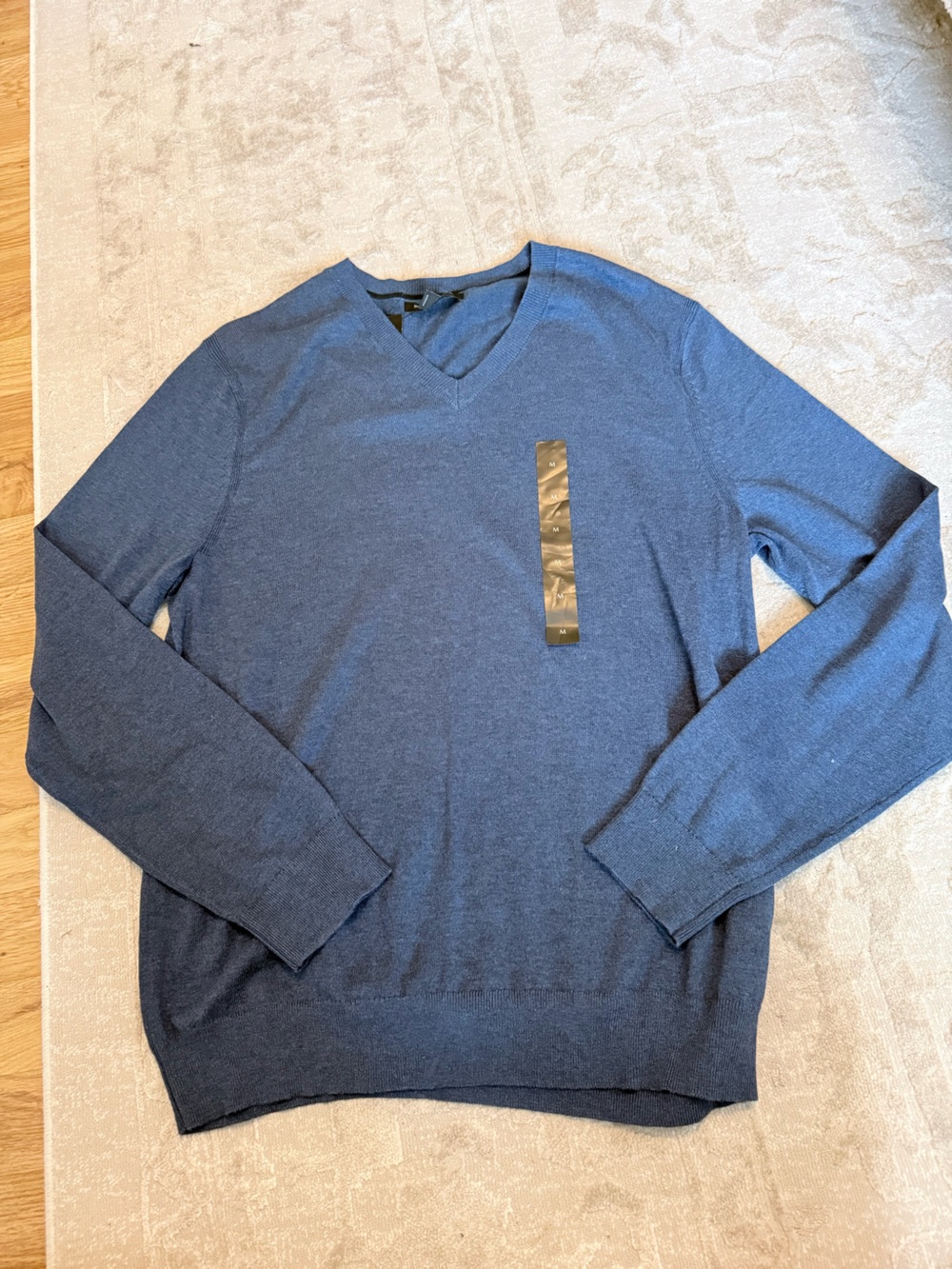 NWT Banana Republic Men’s V-neck sweater M
